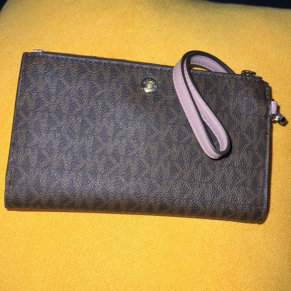 Gently used Michael Kors monogram bag with matching wallet - Picture 4 of 6